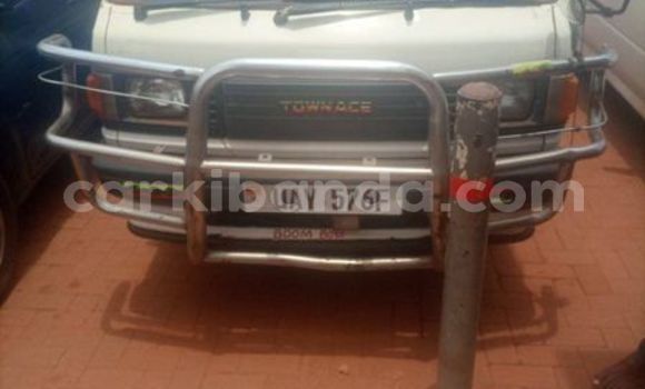 Gura Yakoze Toyota Town Ace White Imodoka i Bugiri mu Eastern