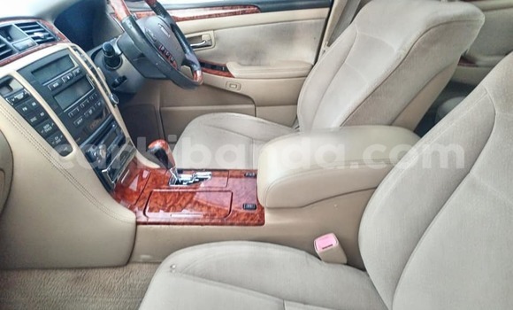 Acheter Occasion Voiture Toyota Crown Blanc à Bundibugyo, Occidental Acheter Occasion Voiture Toyota Crown Blanc à Bundibugyo, Occidental