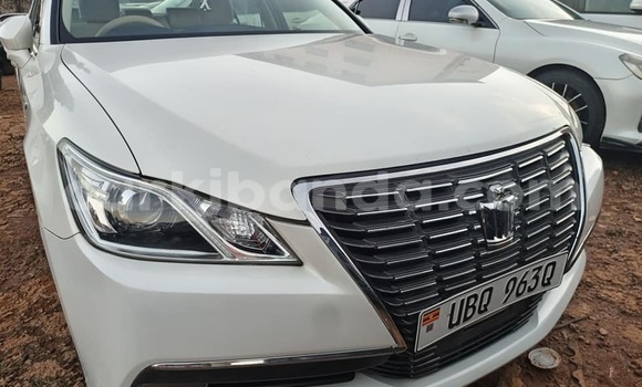 Gura Yakoze Toyota Crown White Imodoka i Bombo mu Central