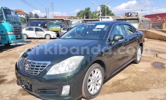 Nunua Imported Toyota Crown Kijani Gari ndani ya Kampala nchini Uganda Nunua Imported Toyota Crown Kijani Gari ndani ya Kampala nchini Uganda