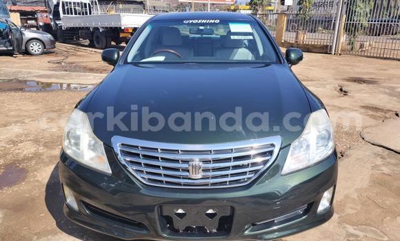 Nunua Imported Toyota Crown Kijani Gari ndani ya Kampala nchini Uganda Nunua Imported Toyota Crown Kijani Gari ndani ya Kampala nchini Uganda