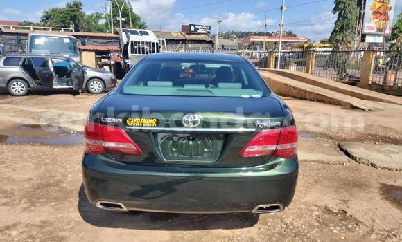 Nunua Imported Toyota Crown Kijani Gari ndani ya Kampala nchini Uganda Nunua Imported Toyota Crown Kijani Gari ndani ya Kampala nchini Uganda