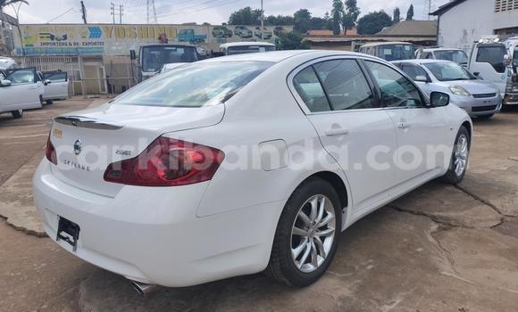 Acheter Import Voiture Nissan Skyline Blanc à Kampala, Ouganda Acheter Import Voiture Nissan Skyline Blanc à Kampala, Ouganda