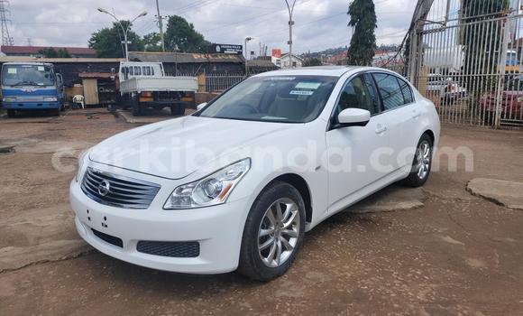 Acheter Import Voiture Nissan Skyline Blanc à Kampala, Ouganda Acheter Import Voiture Nissan Skyline Blanc à Kampala, Ouganda