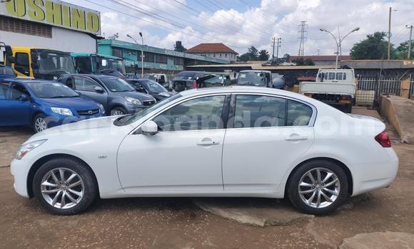 Acheter Import Voiture Nissan Skyline Blanc à Kampala, Ouganda Acheter Import Voiture Nissan Skyline Blanc à Kampala, Ouganda