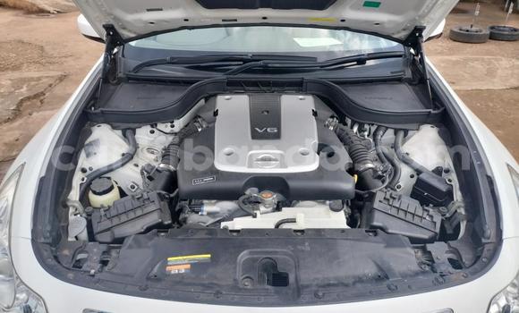 Acheter Import Voiture Nissan Skyline Blanc à Kampala, Ouganda Acheter Import Voiture Nissan Skyline Blanc à Kampala, Ouganda