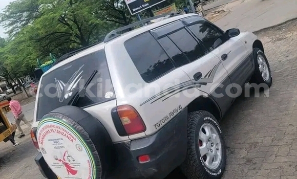 Acheter Occasion Voiture Toyota RAV4 Blanc à Kagadi, Occidental Acheter Occasion Voiture Toyota RAV4 Blanc à Kagadi, Occidental