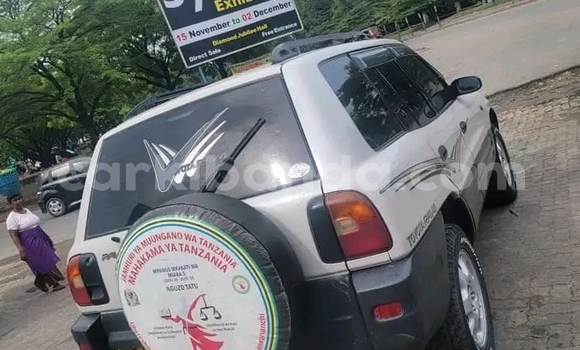Acheter Occasion Voiture Toyota RAV4 Blanc à Kagadi, Occidental Acheter Occasion Voiture Toyota RAV4 Blanc à Kagadi, Occidental