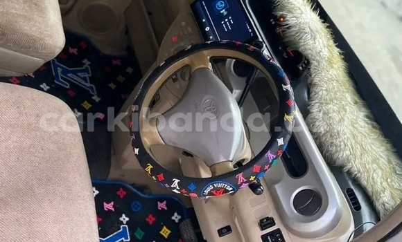 Gura Yakoze Toyota Porte White Imodoka i Bundibugyo mu Western Gura Yakoze Toyota Porte White Imodoka i Bundibugyo mu Western