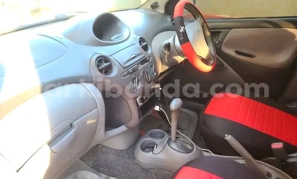 Gura Yakoze Toyota Vitz White Imodoka i Bundibugyo mu Western