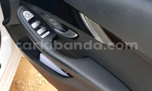 Gura Yakoze Mercedes‒Benz C-klasse White Imodoka i Bundibugyo mu Western Gura Yakoze Mercedes‒Benz C-klasse White Imodoka i Bundibugyo mu Western