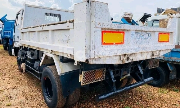 Gura Yakoze Mitsubishi FTO White Imodoka i Bundibugyo mu Western Gura Yakoze Mitsubishi FTO White Imodoka i Bundibugyo mu Western