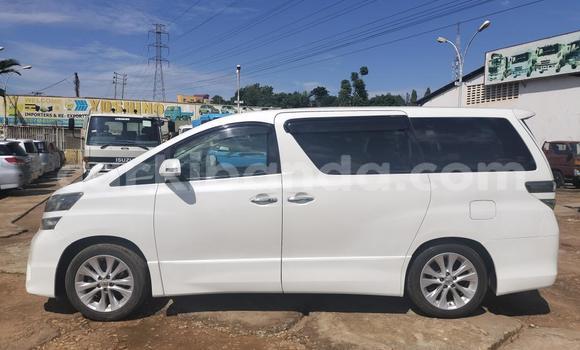 Nunua Imported Toyota Vellfire Nyeupe Gari ndani ya Kampala nchini Uganda Nunua Imported Toyota Vellfire Nyeupe Gari ndani ya Kampala nchini Uganda