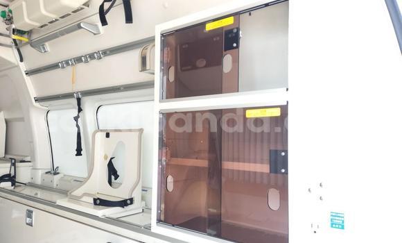 Acheter Import Voiture Toyota Hiace Blanc à Kampala, Ouganda Acheter Import Voiture Toyota Hiace Blanc à Kampala, Ouganda