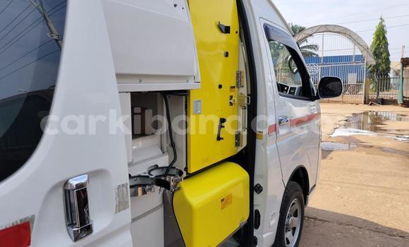 Acheter Import Voiture Toyota Hiace Blanc à Kampala, Ouganda Acheter Import Voiture Toyota Hiace Blanc à Kampala, Ouganda