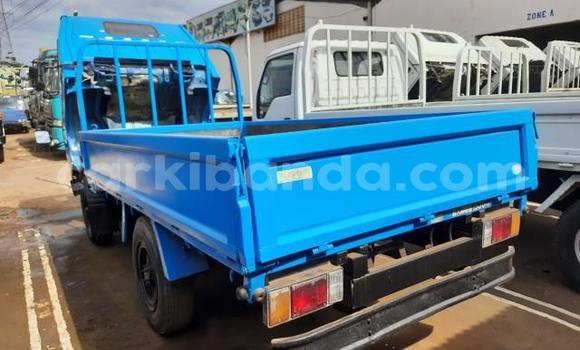 Acheter Import Utilitaire Isuzu Bighorn Bleu à Kampala, Ouganda Acheter Import Utilitaire Isuzu Bighorn Bleu à Kampala, Ouganda
