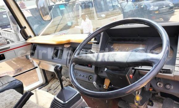 Nunua Imported Isuzu FTR 850 Bluu Lori ndani ya Kampala nchini Uganda Nunua Imported Isuzu FTR 850 Bluu Lori ndani ya Kampala nchini Uganda