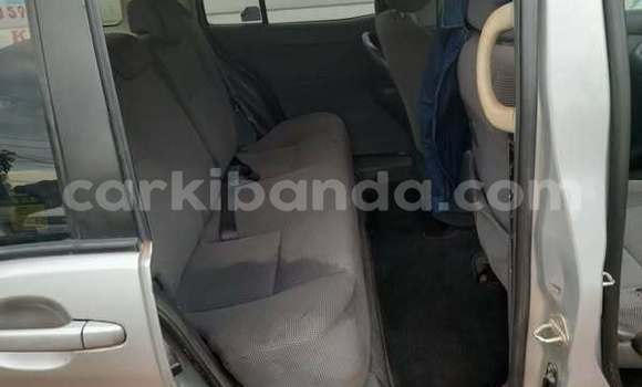 Nunua Ilio tumika Toyota Raum Nyeupe Gari ndani ya Kampala nchini Uganda