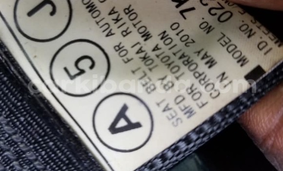 Gura Yakoze Toyota Harrier Black Imodoka i Kampala mu Uganda Gura Yakoze Toyota Harrier Black Imodoka i Kampala mu Uganda