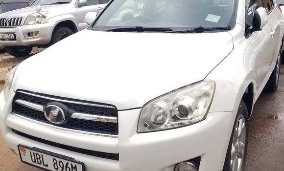Gura Yakoze Toyota Land Cruiser White Imodoka i Kampala mu Uganda