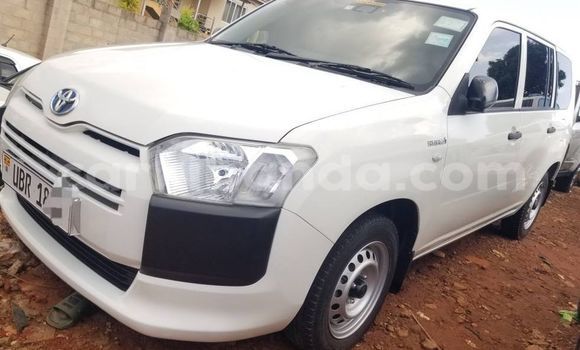 Gura Yakoze Toyota Probox White Imodoka i Bugembe mu Eastern