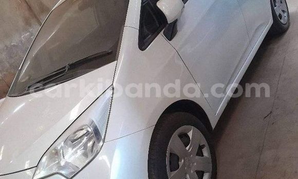 Buy Used Toyota Ractis White Car in Bugembe in Eastern Buy Used Toyota Ractis White Car in Bugembe in Eastern
