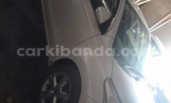 Nunua Ilio tumika Toyota IST Nyeupe Gari ndani ya Bugiri nchini Mashariki