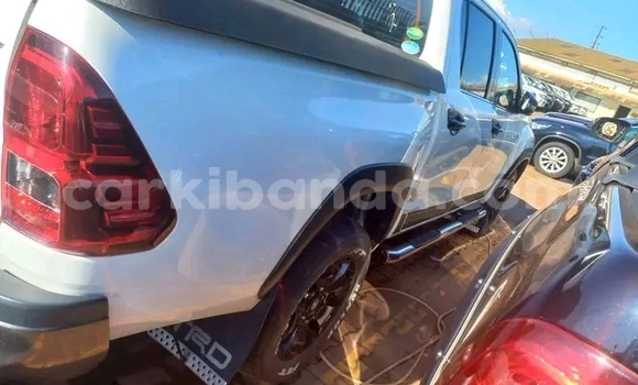 Nunua Ilio tumika Toyota Hilux Nyeupe Gari ndani ya Jinja nchini Uganda Nunua Ilio tumika Toyota Hilux Nyeupe Gari ndani ya Jinja nchini Uganda