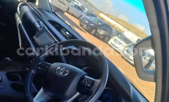 Nunua Ilio tumika Toyota Hilux Nyeupe Gari ndani ya Jinja nchini Uganda Nunua Ilio tumika Toyota Hilux Nyeupe Gari ndani ya Jinja nchini Uganda