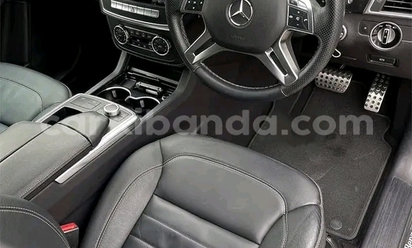 Nunua Ilio tumika Mercedes‒Benz ML–Class Nyeusi Gari ndani ya Hima nchini Magharibi Nunua Ilio tumika Mercedes‒Benz ML–Class Nyeusi Gari ndani ya Hima nchini Magharibi