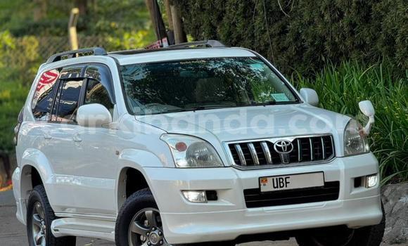 Gura Yakoze Toyota Prado White Imodoka i Kampala mu Uganda