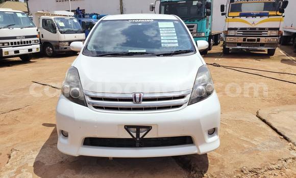 Nunua Imported Toyota ISis Nyeupe Gari ndani ya Kampala nchini Uganda Nunua Imported Toyota ISis Nyeupe Gari ndani ya Kampala nchini Uganda