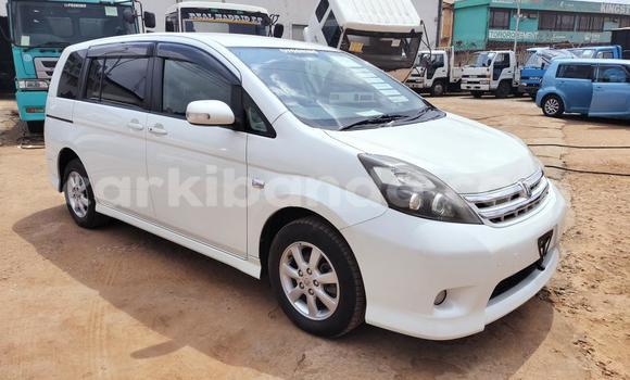 Nunua Imported Toyota ISis Nyeupe Gari ndani ya Kampala nchini Uganda Nunua Imported Toyota ISis Nyeupe Gari ndani ya Kampala nchini Uganda
