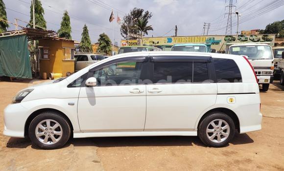 Nunua Imported Toyota ISis Nyeupe Gari ndani ya Kampala nchini Uganda Nunua Imported Toyota ISis Nyeupe Gari ndani ya Kampala nchini Uganda