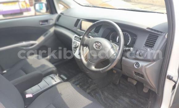 Nunua Imported Toyota ISis Nyeupe Gari ndani ya Kampala nchini Uganda Nunua Imported Toyota ISis Nyeupe Gari ndani ya Kampala nchini Uganda