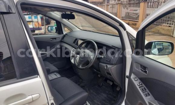 Nunua Imported Toyota ISis Nyeupe Gari ndani ya Kampala nchini Uganda Nunua Imported Toyota ISis Nyeupe Gari ndani ya Kampala nchini Uganda