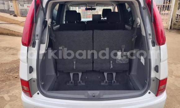 Nunua Imported Toyota ISis Nyeupe Gari ndani ya Kampala nchini Uganda Nunua Imported Toyota ISis Nyeupe Gari ndani ya Kampala nchini Uganda