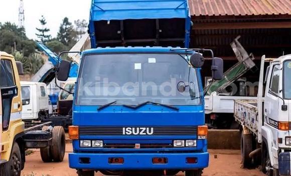 Gura Yakoze Isuzu FTR 850 Blue Ikamyo i Kampala mu Uganda Gura Yakoze Isuzu FTR 850 Blue Ikamyo i Kampala mu Uganda