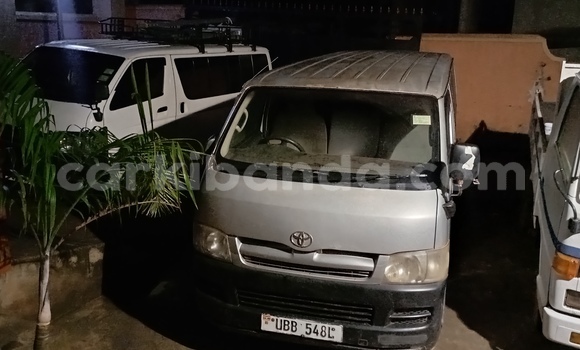 Nunua Ilio tumika Toyota Hiace Nyeupe Gari ndani ya Kampala nchini Uganda Nunua Ilio tumika Toyota Hiace Nyeupe Gari ndani ya Kampala nchini Uganda
