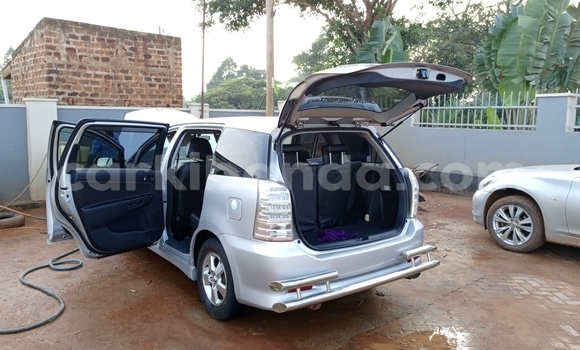 Gura Yakoze Toyota Wish Silver Imodoka i Kampala mu Uganda Gura Yakoze Toyota Wish Silver Imodoka i Kampala mu Uganda