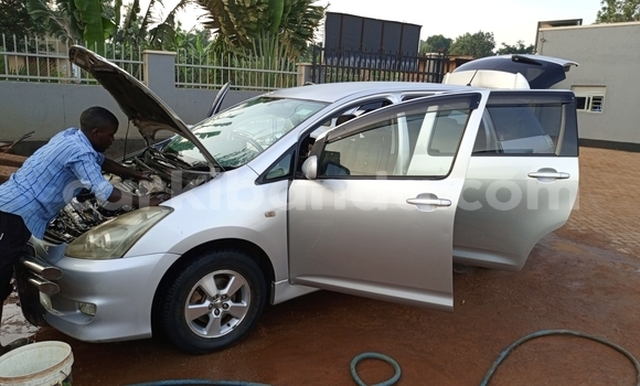 Gura Yakoze Toyota Wish Silver Imodoka i Kampala mu Uganda Gura Yakoze Toyota Wish Silver Imodoka i Kampala mu Uganda
