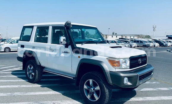 Nunua Imported Toyota Land Cruiser Nyeupe Gari ndani ya Kampala nchini Uganda