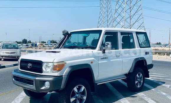 Nunua Imported Toyota Land Cruiser Nyeupe Gari ndani ya Kampala nchini Uganda Nunua Imported Toyota Land Cruiser Nyeupe Gari ndani ya Kampala nchini Uganda