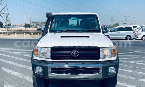Nunua Imported Toyota Land Cruiser Nyeupe Gari ndani ya Kampala nchini Uganda Nunua Imported Toyota Land Cruiser Nyeupe Gari ndani ya Kampala nchini Uganda