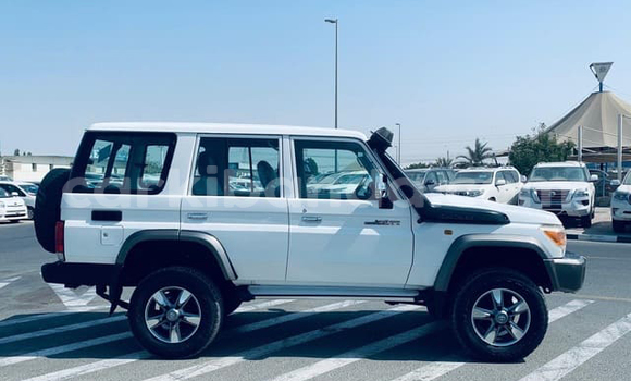 Nunua Imported Toyota Land Cruiser Nyeupe Gari ndani ya Kampala nchini Uganda Nunua Imported Toyota Land Cruiser Nyeupe Gari ndani ya Kampala nchini Uganda