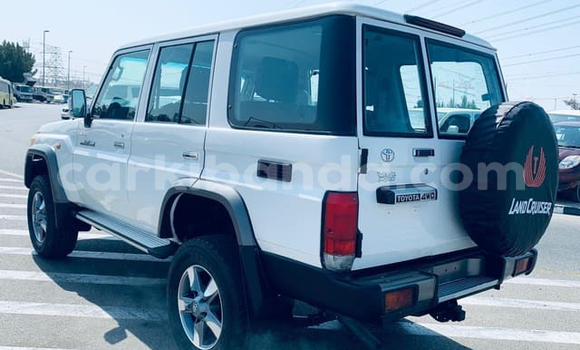 Nunua Imported Toyota Land Cruiser Nyeupe Gari ndani ya Kampala nchini Uganda Nunua Imported Toyota Land Cruiser Nyeupe Gari ndani ya Kampala nchini Uganda