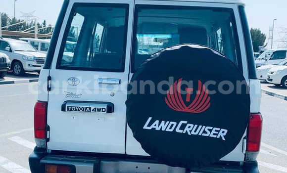 Nunua Imported Toyota Land Cruiser Nyeupe Gari ndani ya Kampala nchini Uganda Nunua Imported Toyota Land Cruiser Nyeupe Gari ndani ya Kampala nchini Uganda