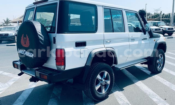 Nunua Imported Toyota Land Cruiser Nyeupe Gari ndani ya Kampala nchini Uganda Nunua Imported Toyota Land Cruiser Nyeupe Gari ndani ya Kampala nchini Uganda