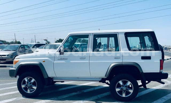 Nunua Imported Toyota Land Cruiser Nyeupe Gari ndani ya Kampala nchini Uganda Nunua Imported Toyota Land Cruiser Nyeupe Gari ndani ya Kampala nchini Uganda