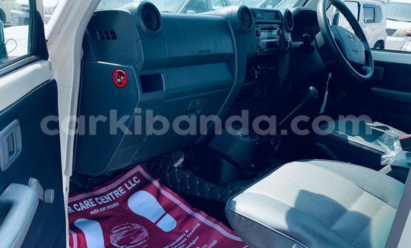 Nunua Imported Toyota Land Cruiser Nyeupe Gari ndani ya Kampala nchini Uganda Nunua Imported Toyota Land Cruiser Nyeupe Gari ndani ya Kampala nchini Uganda